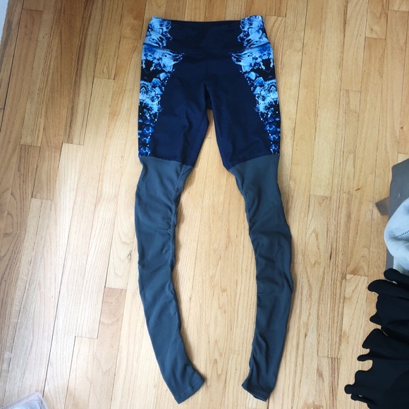 Alo Leggings - Picture 5 of 6